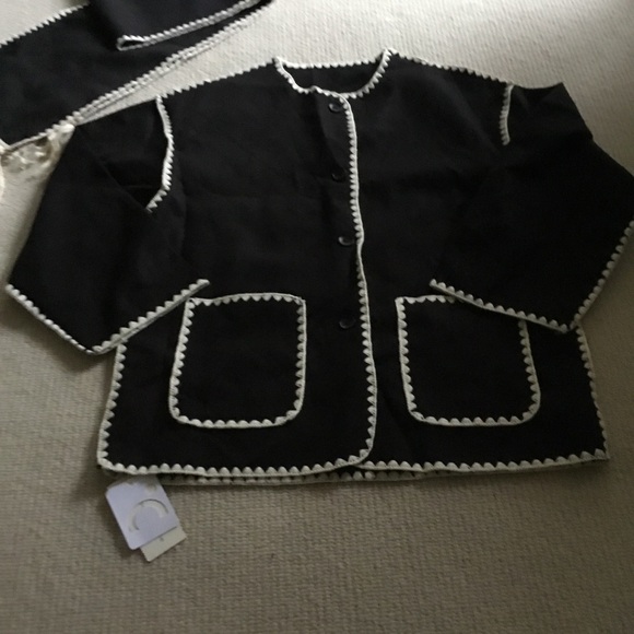 Commense Black and White Trim Sweatshirt - Picture 4 of 14